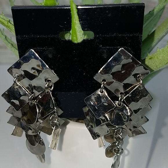 Fashion earrings, Silver hammered,  shimmery triangles, boxed shape. Very shiny. - Picture 2 of 2